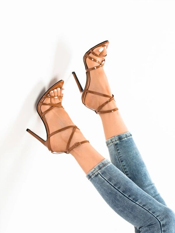 รองเท้าแตะรัดส้น รายละเอียด หัวเข็มขัด ปมที่ขา ออกแบบ กริช l-77