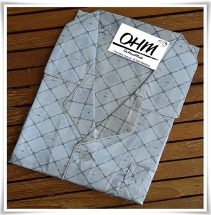 MH97-ชุดนอนผ้าซาติน (ผู้ชาย) เสื้อแขนสั้นและกางเกงขายาว ผ้าซาตินแท้ ลายกราฟฟิคเทาควันบุหรี่