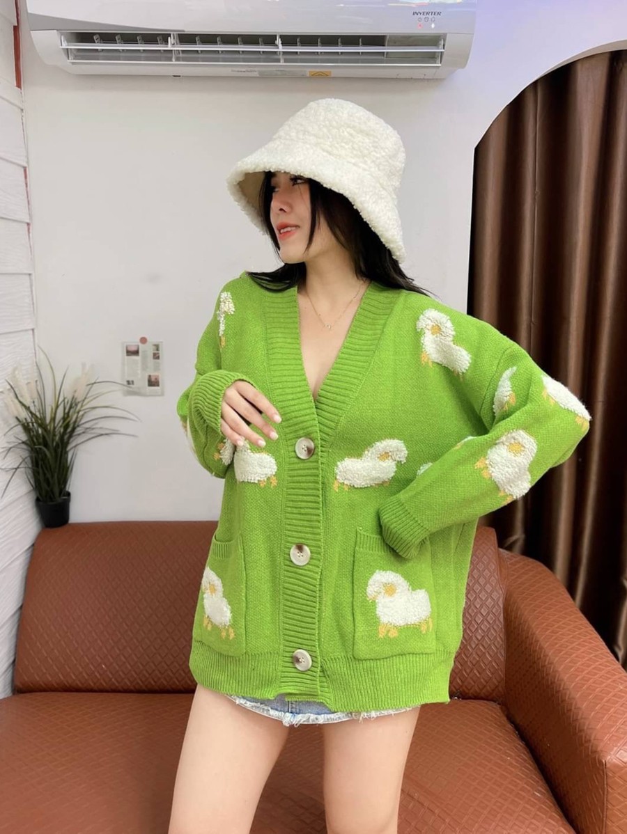 เสื้อกันหนาว สเวตเตอร์ ผ้าดีมากค่า ทรงคอวี กระดุมผ่าหน้า ทอลายแกะน้อย รุ่น แกะขาว  i-28