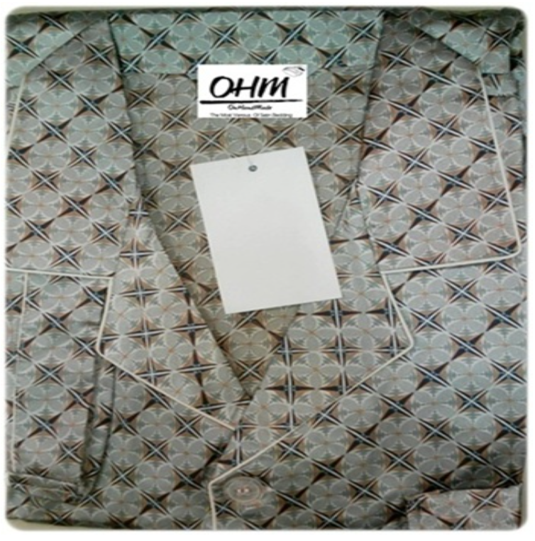 MH86-ชุดนอนผ้าซาติน (ผู้ชาย) เสื้อแขนสั้นและกางเกงขายาว ผ้าซาตินแท้ ลายวนเทาเหลี่ยมน้ำตาล