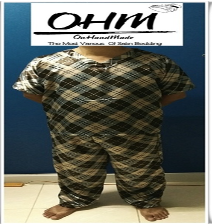 MH84-ชุดนอนผ้าซาติน (ผู้ชาย) เสื้อคอวีแขนสั้นและกางเกงขายาว ผ้าซาตินแท้ ลายสก็อตน้ำเงิน-น้ำตาล-ครีม